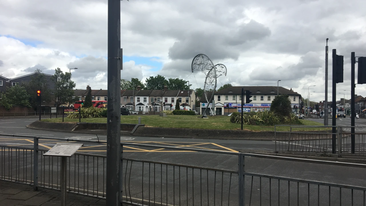 The Catch, Fanshaw Avenue Roundabout